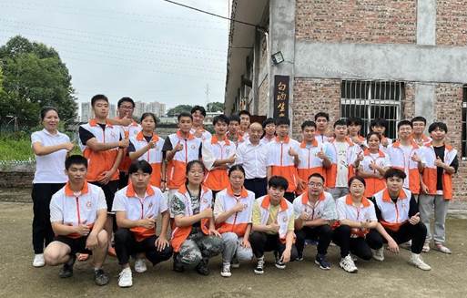 劳模工匠进校园  点亮青春“匠心梦” ——全国劳动模范屈万聪莅临我校指导白酒生产实训