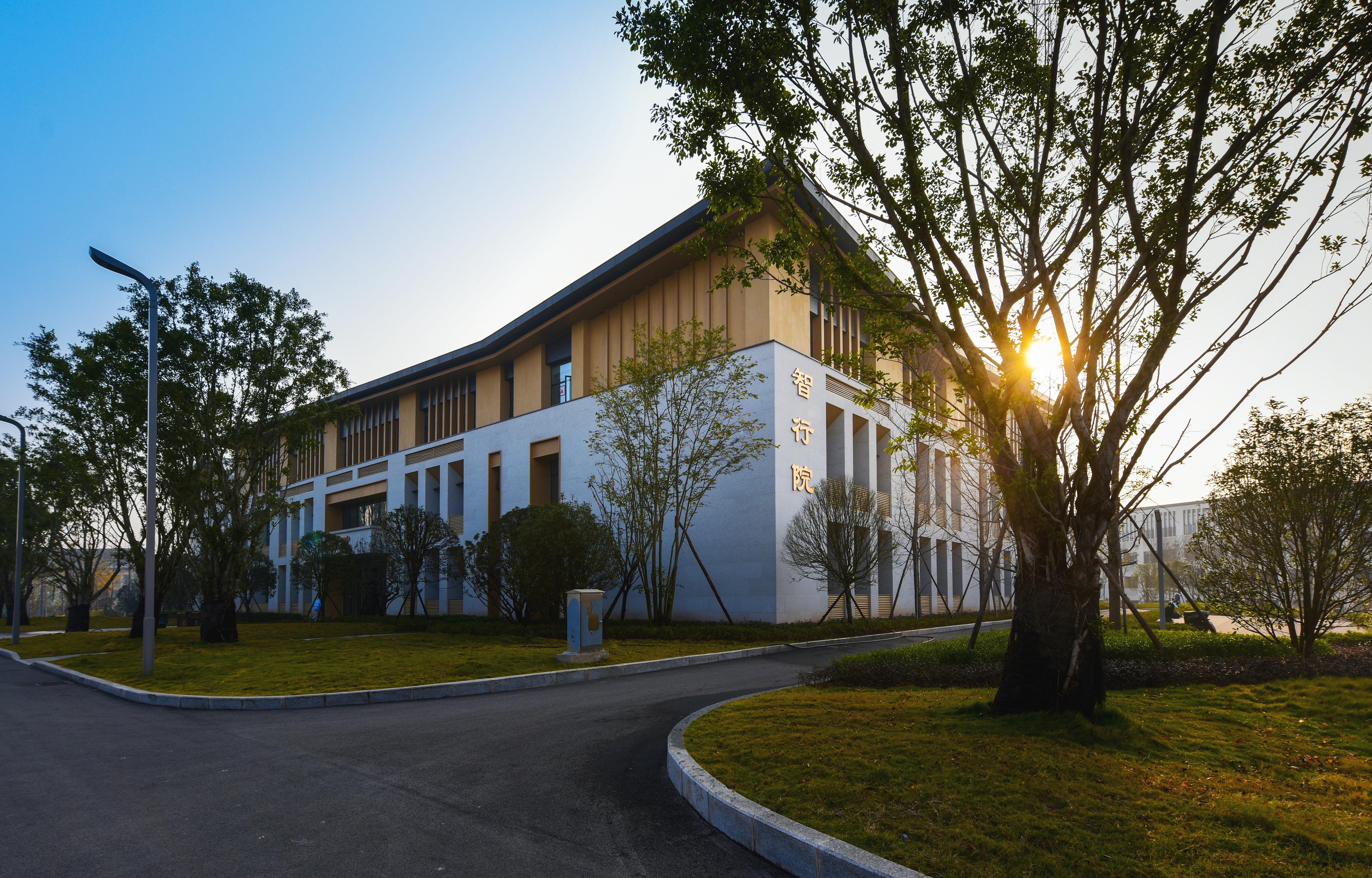 智行院（汽车与轨道交通学院）