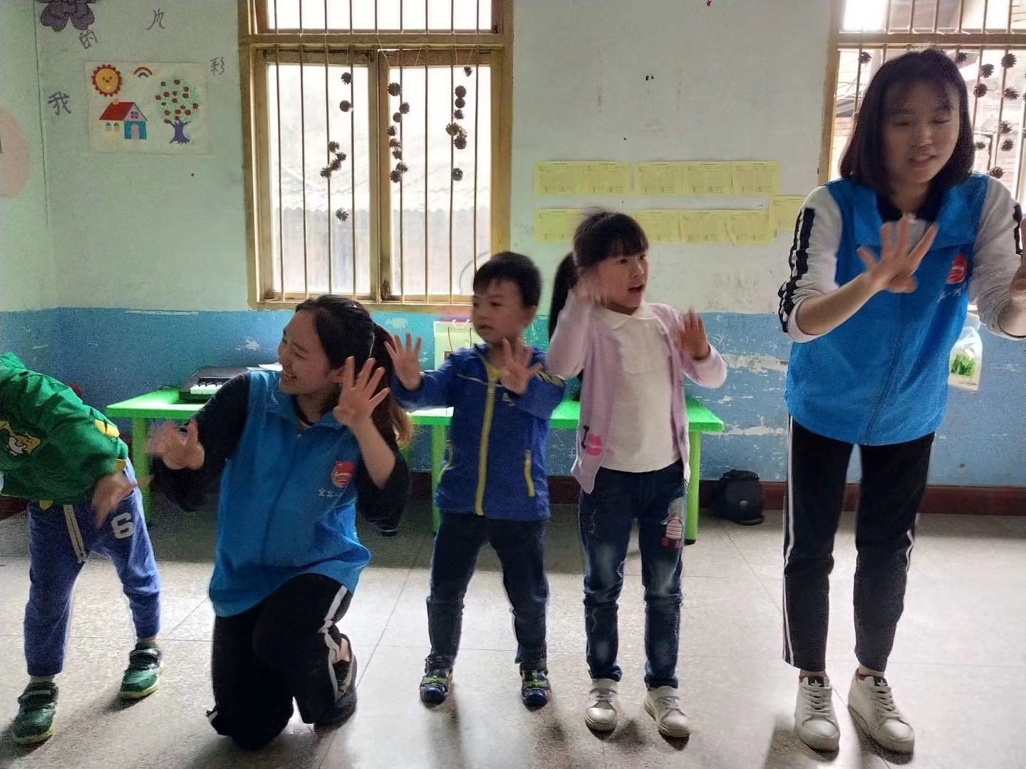 志愿者去聋儿语训学校看望学生