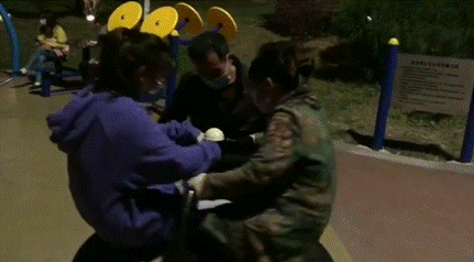 说明: 文秘11901杜初雨跟父母一起玩